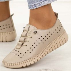 Szare ażurowe skórzane półbuty damskie T.Sokolski 4001. Szare półbuty damskie Sokolski, w ażurowe wzory, z jeansu, klasyczne, z okrągłym noskiem, bez obcasa, na płaskiej podeszwie. Za 259.00 zł.