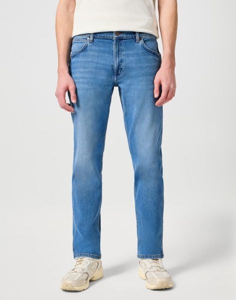WRANGLER MĘSKIE SPODNIE JEANSOWE WRANGLER GREENSBORO NEW FAVORITE 112322662. Spodnie materiałowe męskie Wrangler, bez wzorów, z jeansu. Za 219.99 zł.