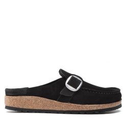 Klapki Birkenstock. Czarne klapki damskie Birkenstock, bez wzorów, bez obcasa. Za 489.99 zł.