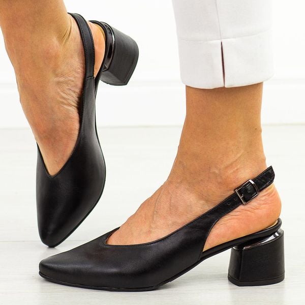 Czarne skórzane Polskie czółenka damskie na obcasie bez pięty Deoni D1450A. Czarne czółenka damskie Deoni, bez wzorów, ze skóry, bez obcasa, na obcasie. Za 439.00 zł.