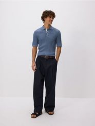 Strukturalny sweter polo - niebieski. Niebieskie swetry męskie Reserved, l, bez wzorów, z bawełny, bez kołnierzyka. W wyprzedaży za 79.99 zł.