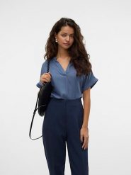 Vero Moda Bluzka w kolorze niebieskim rozmiar: S. Niebieskie bluzki damskie Vero Moda, s, bez wzorów, z wiskozy, klasyczne, bez kołnierzyka, bez ramiączek. Za 66.00 zł.