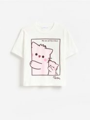 T-shirt z nadrukiem Pembe the Pink Cat - złamana biel. Różowe koszulki dziewczęce Reserved, bez wzorów, z bawełny, bez ramiączek. Za 49.99 zł.