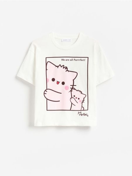 T-shirt z nadrukiem Pembe the Pink Cat - złamana biel. Różowe koszulki dziewczęce Reserved, bez wzorów, z bawełny, bez ramiączek. Za 49.99 zł.