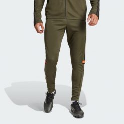 Spodnie Squadra 25 Training. Czerwone spodnie dresowe męskie Adidas, bez wzorów, z dresówki. Za 199.00 zł.