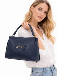 Florence Bags Skórzana torebka "Hoppo" w kolorze granatowym - 32 x 26 x 11 cm rozmiar: onesize. Niebieskie torebki klasyczne damskie Florence Bags, bez wzorów, z materiału, bez dodatków. Za 382.99 zł.