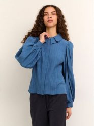 Karen by Simonsen Bluzka Frosty 10104236 Niebieski Feminine Fit. Niebieskie bluzki damskie Karen by Simonsen, bez wzorów, z wiskozy, bez ramiączek. Za 299.99 zł.