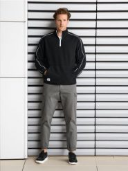 Spodnie jogger - szary. Szare spodnie materiałowe męskie Sinsay, bez wzorów. W wyprzedaży za 39.99 zł.