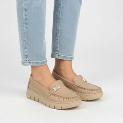 Mokasyny damskie Armodo, cholewka ze skóry naturalnej gładkiej klasyczna wsuwana konstrukcja z delikatnym przeszyciem, beżowe, 10167. Brązowe mokasyny damskie Armodo, ze skóry. Za 359.00 zł.