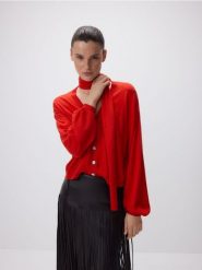 Sweter z szalem - czerwony. Czerwone swetry klasyczne damskie Reserved, l, z dzianiny, bez kołnierzyka. Za 129.99 zł.