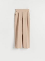 Spodnie z kantem - beżowy. Brązowe spodnie materiałowe damskie Reserved, bez wzorów, z tkaniny, z podwyższonym stanem. W wyprzedaży za 45.99 zł.