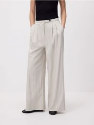 Spodnie z szerokimi nogawkami - jasnoszary. Szare spodnie materiałowe damskie Reserved, bez wzorów, z tkaniny. Za 139.99 zł.