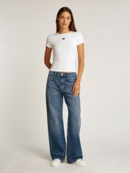 TOMMY JEANS Koszulka w kolorze białym rozmiar: XL. Białe bluzki damskie Tommy Jeans, xl, bez wzorów, z jeansu, bez kołnierzyka, bez ramiączek. Za 149.31 zł.