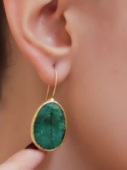 L'Atelier de Gaia Pozłacane kolczyki z agatem rozmiar: onesize. Zielone kolczyki damskie L'Atelier de Gaia, z agatem, pozłacane, z zapięciem typu bigiel. Za 43.99 zł.