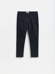 Gładkie spodnie chino slim - ciemnoszary. Szare spodnie materiałowe męskie Reserved, bez wzorów, z bawełny. Za 139.99 zł.