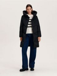 Pikowany płaszcz - czarny. Czarne płaszcze damskie Reserved, bez wzorów, z tkaniny. W wyprzedaży za 79.99 zł.