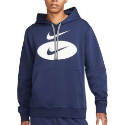 Bluza sportowa męska Nike Sportswear DM5458-410. Niebieskie bluzy bez kaptura męskie Nike, bez wzorów, casualowe, bez kołnierzyka, bez ramiączek. Za 199.00 zł.