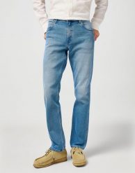 WRANGLER MĘSKIE SPODNIE JEANSOWE WRANGLER GREENSBORO COWBOY HAZE 112364420. Spodnie materiałowe męskie Wrangler, bez wzorów, z jeansu. Za 199.99 zł.