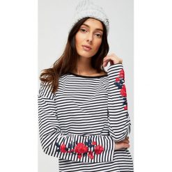 Bluzka z aplikacją przy rękawach. Białe bluzki damskie MOODO, m, z aplikacjami, bez kołnierzyka, bez ramiączek. Za 19.99 zł.