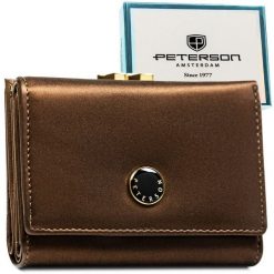 Średniej wielkości portfel damski wykonany ze skóry naturalnej i ekologicznej w brązowym kolorze, zamykany na bigiel i zatrzask PTN PS15-09-HNL Peters. Brązowe portfele damskie Peterson, bez wzorów, ze skóry. Za 119.99 zł.