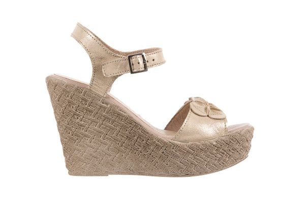 Sandały Bayla-099 0529 K Złoto, Skóra naturalna - 40. Żółte sandały damskie Bayla, bez wzorów, ze skóry, bez obcasa, na koturnie. W wyprzedaży za 89.10 zł.