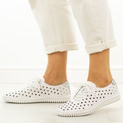 Białe ażurowe skórzane półbuty damskie Cambell 87320. Białe półbuty damskie Cambell, w ażurowe wzory, z jeansu, casualowe, z okrągłym noskiem, bez obcasa, na płaskiej podeszwie. W wyprzedaży za 169.15 zł.