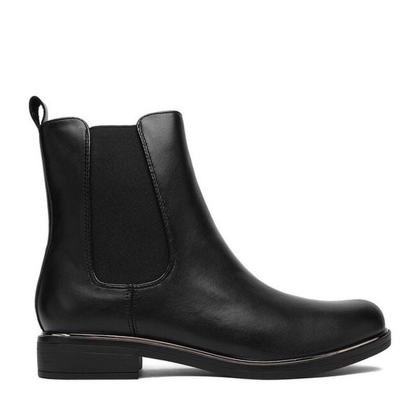 Botki Clara Barson. Czarne botki damskie Clara Barson, bez obcasa, na płaskiej podeszwie, bez zapięcia. Za 139.99 zł.