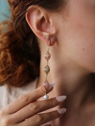 Pierres delicates Kolczyki w kolorze białym z perłami i kamieniami szlachetnymi rozmiar: onesize. Różowe kolczyki damskie Pierres delicates, z kwarcem, z mosiądzu. Za 78.45 zł.