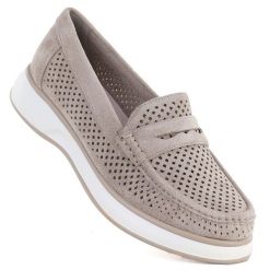 Półbuty damskie ażurowe lordsy szare Sergo Leone MK098H. Szare mokasyny damskie Sergio Leone, w ażurowe wzory, z materiału, bez obcasa. Za 119.99 zł.