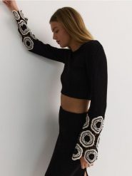 Krótki sweter z ażurowymi rękawami - czarny. Czarne swetry klasyczne damskie Reserved, l, z bawełny, bez kołnierzyka. W wyprzedaży za 59.99 zł.