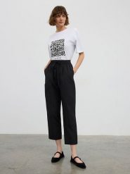 BGN Spodnie w kolorze czarnym rozmiar: 36. Czarne spodnie materiałowe damskie BGN, bez wzorów, z materiału, z podwyższonym stanem. Za 79.21 zł.