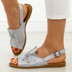 Srebrne skórzane płaskie sandały damskie Cambell 657. Szare sandały damskie Cambell, bez wzorów, z jeansu, bez obcasa, na płaskiej podeszwie. Za 179.00 zł.