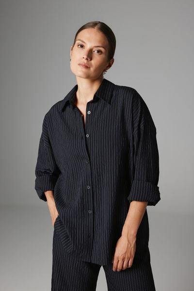 KOSZULA LUCY CZARNO- BIAŁA XS - Flawless. Czarne koszule damskie Flawless, uniwersalny, bez wzorów, klasyczne, bez kołnierzyka, bez ramiączek. Za 489.00 zł.