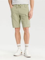 Szorty jeansowe jogger - zielony. Zielone szorty męskie Sinsay, z bawełny, bez kołnierzyka. W wyprzedaży za 35.99 zł.