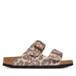 Klapki Birkenstock. Brązowe klapki damskie Birkenstock, bez wzorów, bez obcasa. Za 629.99 zł.