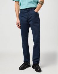 MESKIE SPODNIE WRANGLER TEXAS SLIM DARK NAVY 112362470. Niebieskie spodnie materiałowe męskie Wrangler, bez wzorów, z materiału. Za 219.99 zł.