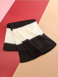 Szalik - czarny. Czarne szaliki i kominy damskie Sinsay, bez wzorów, z materiału. Za 39.99 zł.