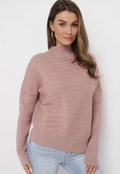 Ciemnoróżowy Sweter z Wełną o Asymetrycznym Fasonie z Tłoczeniem Sarositte. Czerwone swetry klasyczne damskie Born2be, z wełny, z asymetrycznym kołnierzem. Za 84.99 zł.