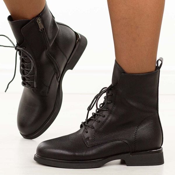 Czarne skórzane botki damskie Filippo Dbt7222/25. Czarne botki damskie Filippo, na jesień, z dzianiny, eleganckie, z okrągłym noskiem, bez obcasa, na płaskiej podeszwie, bez zapięcia. Za 359.00 zł.