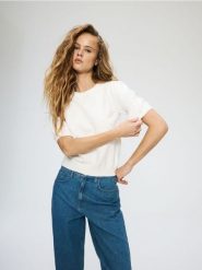 Sweter z aplikacjami - kremowy. Białe swetry klasyczne damskie Reserved, l, z dzianiny, bez kołnierzyka. Za 109.99 zł.