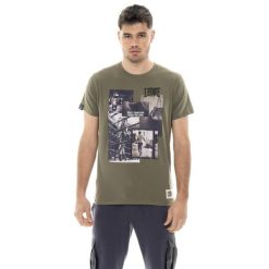 Kurzärmeliges Herren-T-Shirt aus Baumwolle mit Leone 1947 Graphics-Aufdruck. Zielone t-shirty męskie LEONE 1947 APPAREL, bez wzorów, z bawełny, bez kołnierzyka. W wyprzedaży za 73.68 zł.
