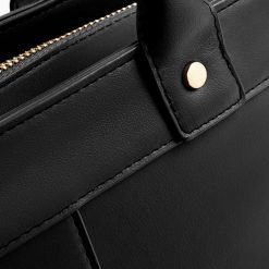 Klasyczna torebka damska MILEY BETLEWSKI® czarny. Czarne torebki klasyczne damskie bez wzorów, bez dodatków. Za 86.10 zł.