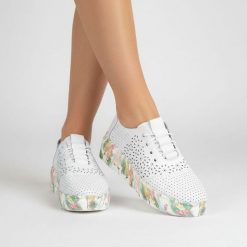 Półbuty damskie Artiker, cholewka ze skóry naturalnej perforowana konstrukcja z klasycznym sznurowaniem podwyższona podeszwa o dekoracyjnej strukturz. Białe półbuty damskie Artiker, bez wzorów, ze skóry, klasyczne, bez obcasa. Za 199.00 zł.