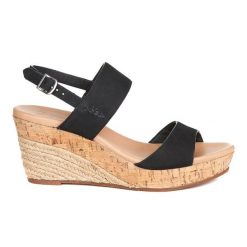 UGG damskie sandały z nubuku - czarne. Czarne sandały damskie Ugg, bez wzorów, z gumy, bez obcasa, na platformie. Za 481.99 zł.