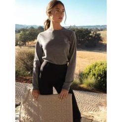 Sweter z dzianiny z logo dla kobiet PS of Sweden. Szare swetry klasyczne damskie PS OF SWEDEN, na zimę, z dzianiny, bez kołnierzyka. Za 568.00 zł.