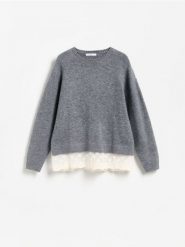 Sweter z koronkowym dołem - szary. Szare swetry klasyczne damskie Reserved, l, z dzianiny, bez kołnierzyka. Za 139.99 zł.
