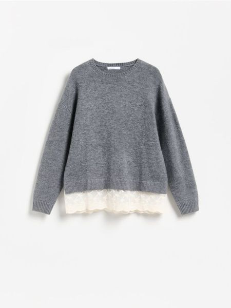 Sweter z koronkowym dołem - szary. Szare swetry klasyczne damskie Reserved, l, z dzianiny, bez kołnierzyka. Za 139.99 zł.