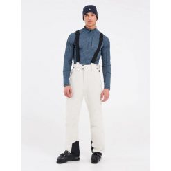 Spodnie narciarskie Protest Owens. Białe spodnie materiałowe męskie Protest, bez wzorów, sportowe. W wyprzedaży za 456.50 zł.