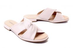 CAPRICE 9-27100-20 144 offwhite soft, klapki damskie. Brązowe klapki damskie Caprice, bez wzorów, bez obcasa, na obcasie. Za 269.90 zł.