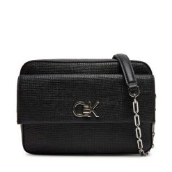 Torebka Calvin Klein. Czarne torebki klasyczne damskie CALVIN KLEIN, bez wzorów, wizytowe, bez kołnierzyka, bez ramiączek. Za 319.99 zł.